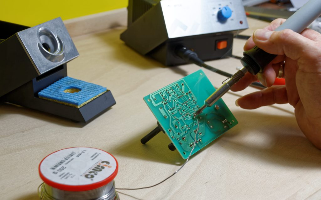 Top 5 des outils indispensables pour votre atelier d’électronique (2025)